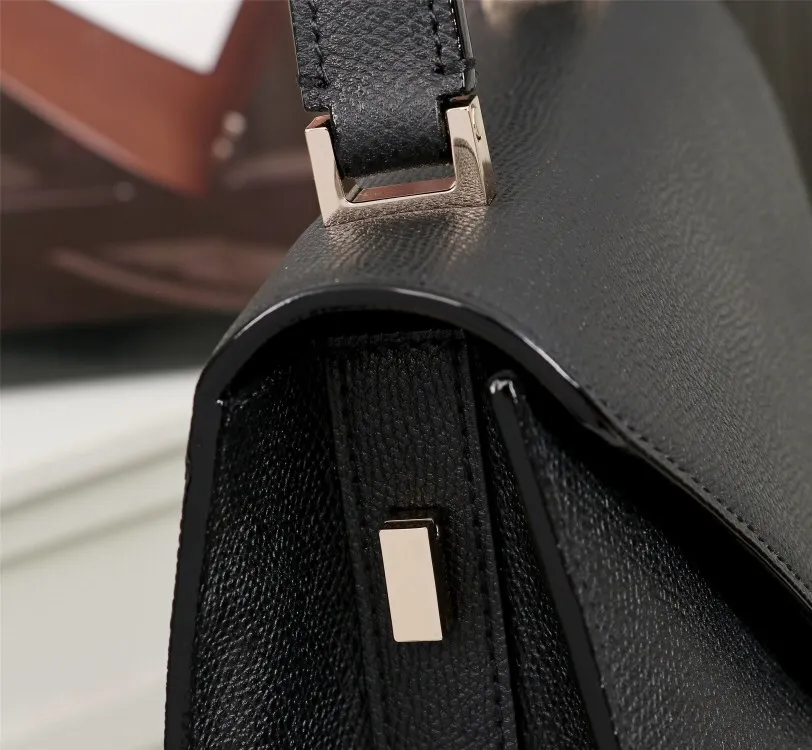 In stock👉Original medium size black👉Valextra Valextra Iside, known as Italian Hermès, is one of the most representative designs of Valextra. There is no obvious logo, but the simple collective line design is very recognizable, full of architectural art, and shows a capable and intellectual style. It is made of imported palm-print lining cowhide, with up to five stitches of handwork, and the shiny oil edges test the skill of the craftsman. Medium size: 26cm【6627#】